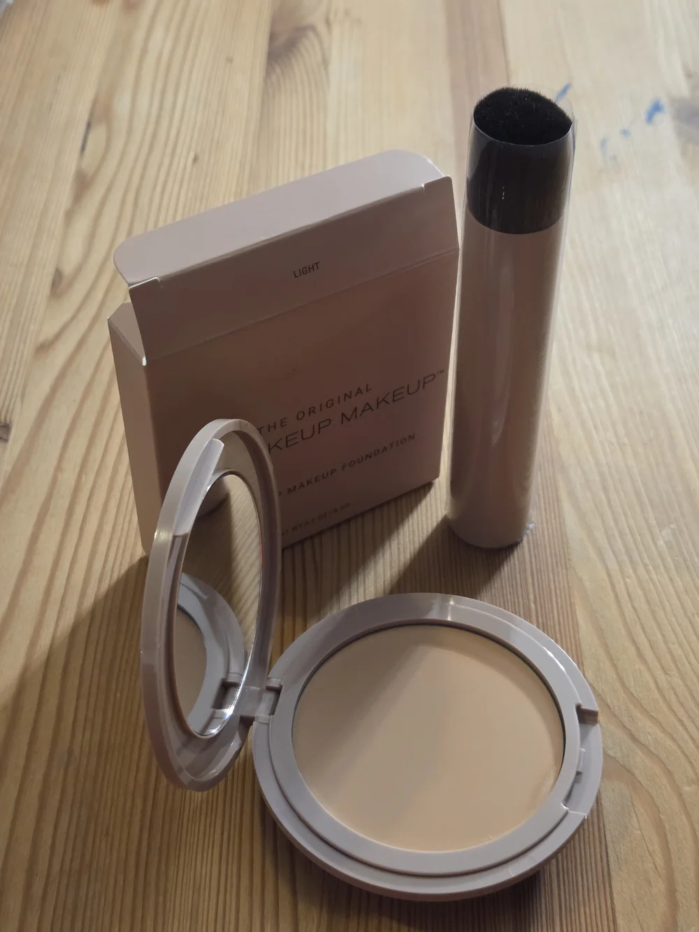 No Makeup Makeup Compact (Shade Light) and Foundation Brush